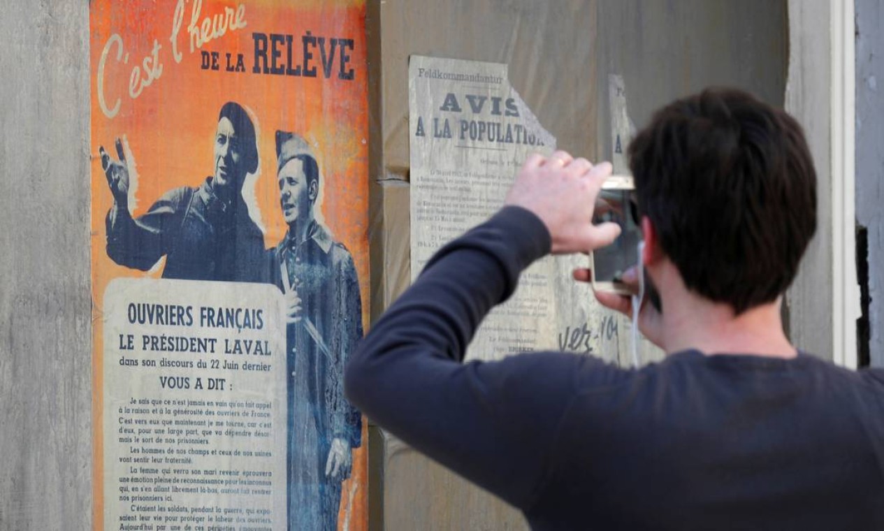 Morador tira foto de cenário de filme em Montmartre, em Paris Foto: CHARLES PLATIAU / REUTERS