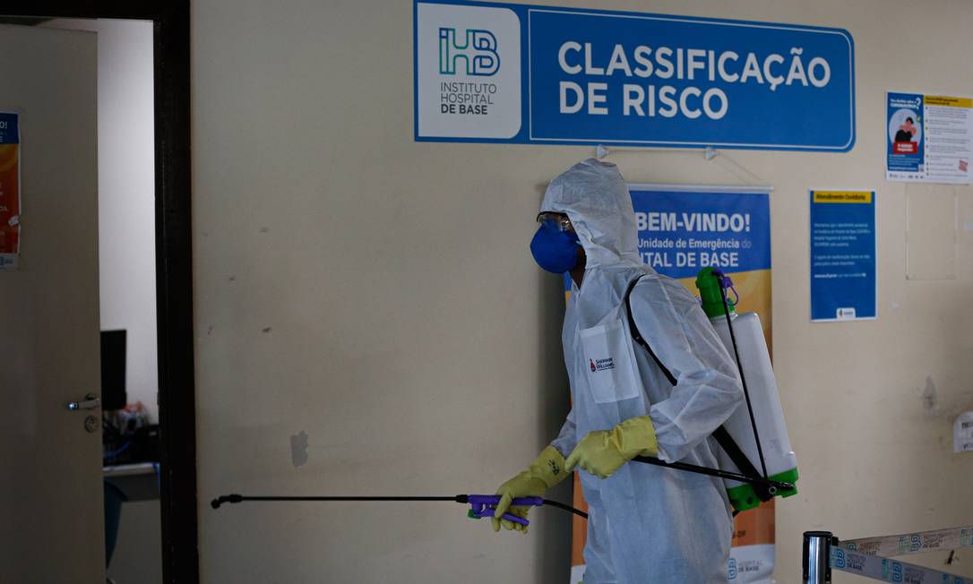 Equipes do Exército Brasileiro fazem a limpeza e desinfecção de hospitais em Brasília Foto: Pablo Jacob / Agência O Globo