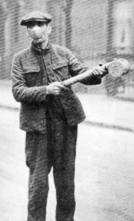 Funcionário espalha veneno
anti-germes pelas ruas de
Londres em 1919 Foto: The Hulton Deutsch Collection / Getty Images