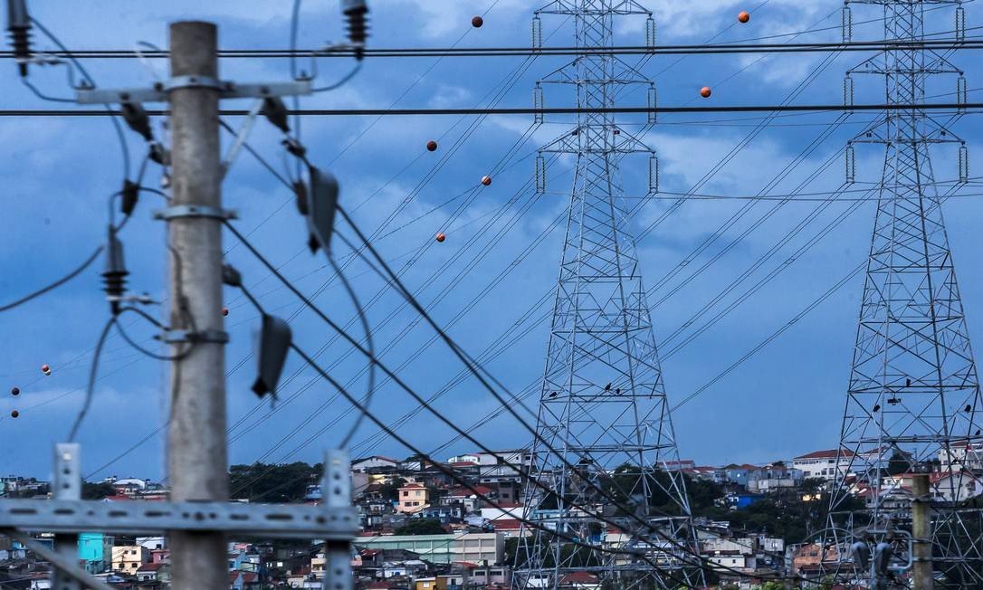 Empresas precisam de empréstimo por queda na demanda e aumento da inadimplência. Na foto, linhas de transmissão de energia elétrica em São Paulo Foto: Edilson Dantas / Agência O Globo