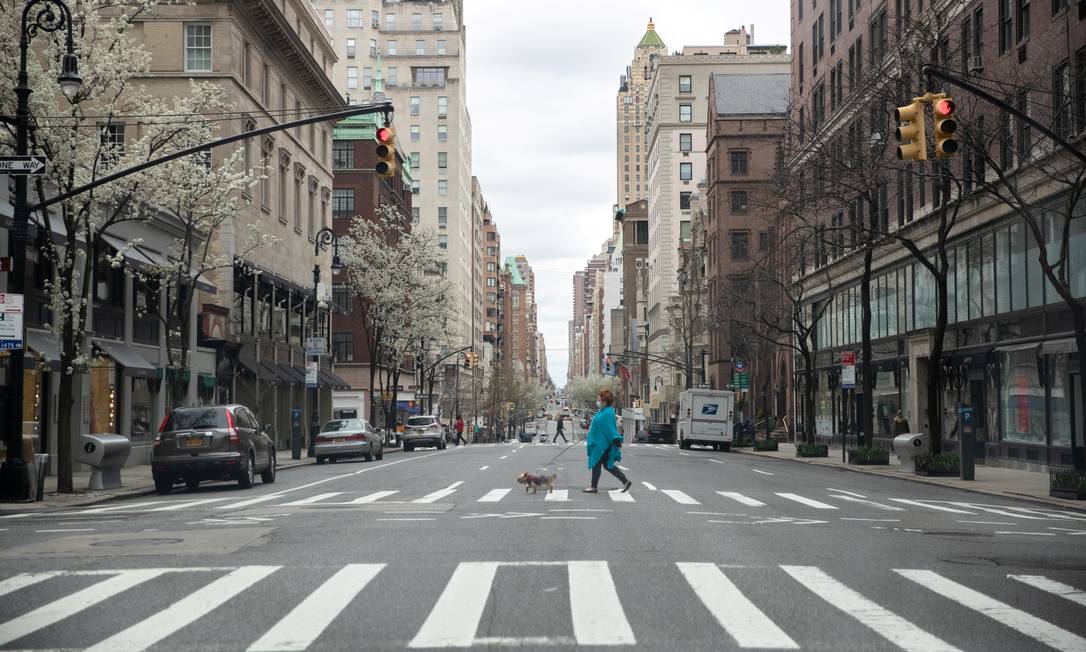 Imagem de cidade fantasma se repete enquanto Nova York caminha para pico da pandemia Foto: JEENAH MOON / REUTERS