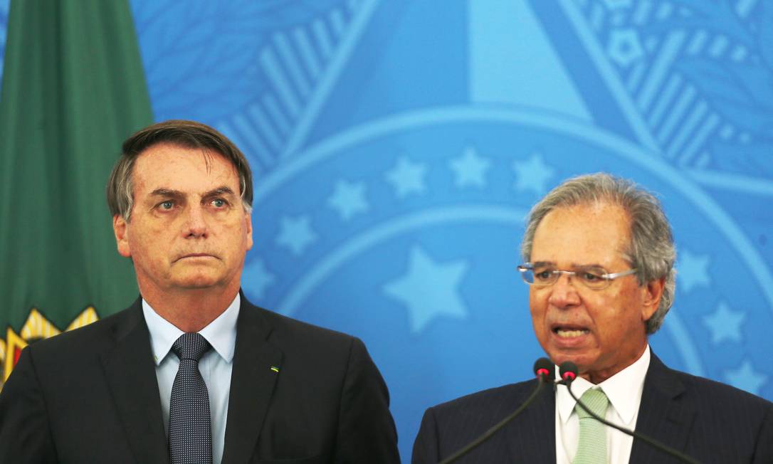 O presidente Jair Bolsonaro e o ministro da Economia, Paulo Guedes, anunciam medidas de combate ao coronavírus Foto: Jorge William / Agência O Globo