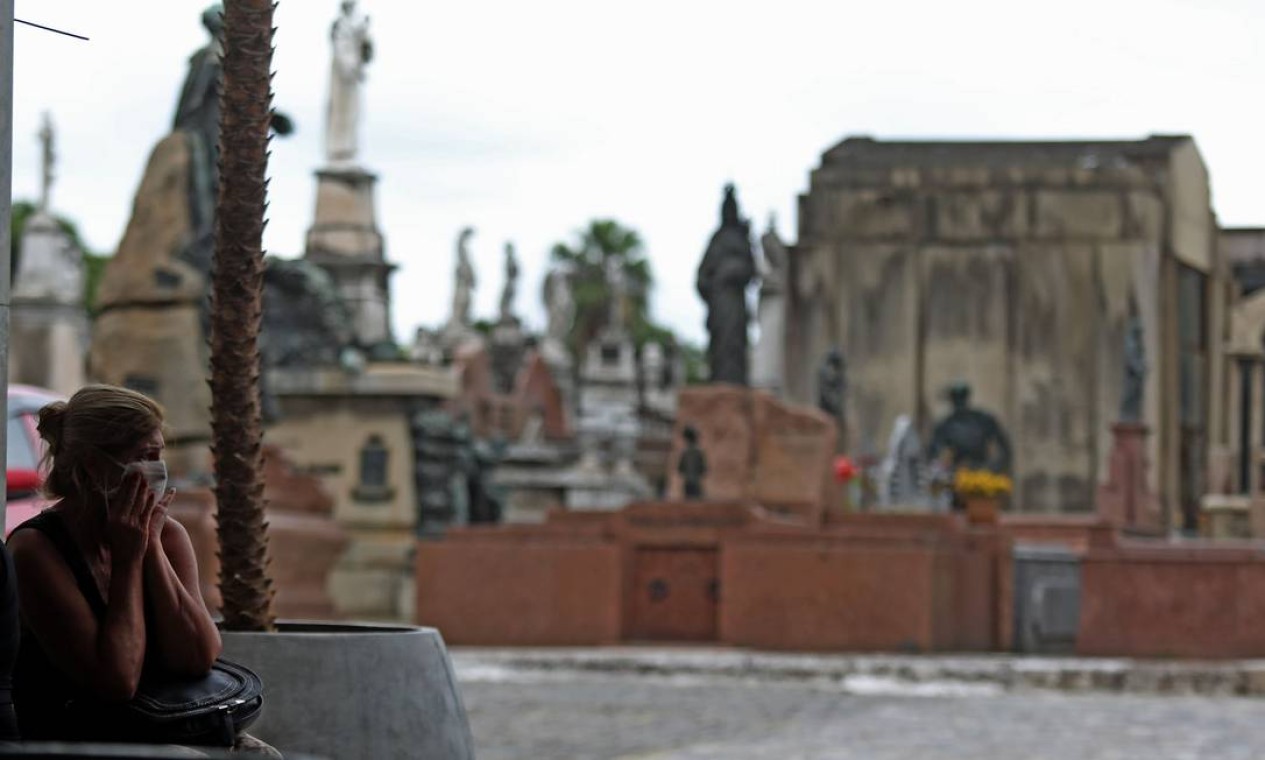 Mulher usa máscara enquanto aguarda no Cemitério do Caju Foto: FABIO MOTTA / Agência O Globo