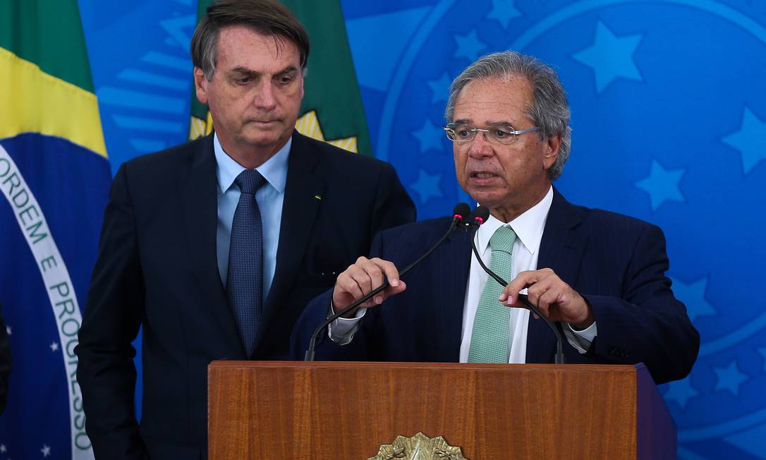 O presidente Jair Bolsonaro e o ministro da Economia, Paulo Guedes, anunciam medidas para combater o coronavírus Foto: Marcos Corrêa/PR / Agência O Globo