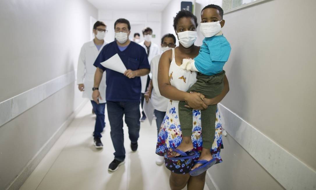 Pacientes e profissionais de saúde usam máscaras de proteção na Santa Casa de Barra Mansa (RJ), no sul do estado Foto: Márcia Foletto/Agência O Globo