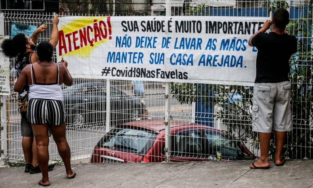 Moradores espalham cartazes de alerta no Complexo do Alemão Foto: Dvulgação/ Voz das Comunidades 