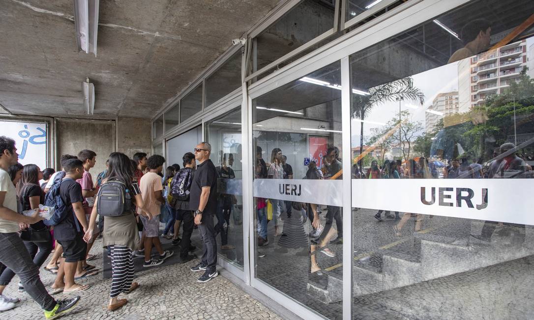 Candidatos do Enem 2019 chegam à Uerj para realizar exame. Foto: Ana Branco / Agência O Globo