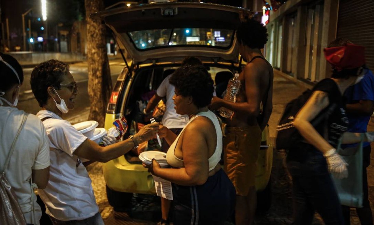 Em tempos de pandemia da Covid-19, além do risco de contágio, população sofre com falta de contibuições uma vez que ruas estão vazias Foto: Guito Moreto / Agência O Globo