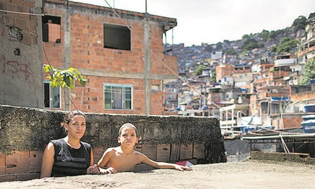 A desempregada Suellen Cristina da Silva com o filho de 7 anos, na Rocinha: medo da contaminação Foto: Agência O Globo