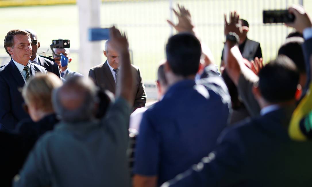 O presidente do Brasil, Jair Bolsonaro, se reúne com apoiadores ao deixar o Palácio da Alvorada, em meio ao surto de Covid-19 Foto: Ueslei Marcelino / Reuters - 02/04/2020