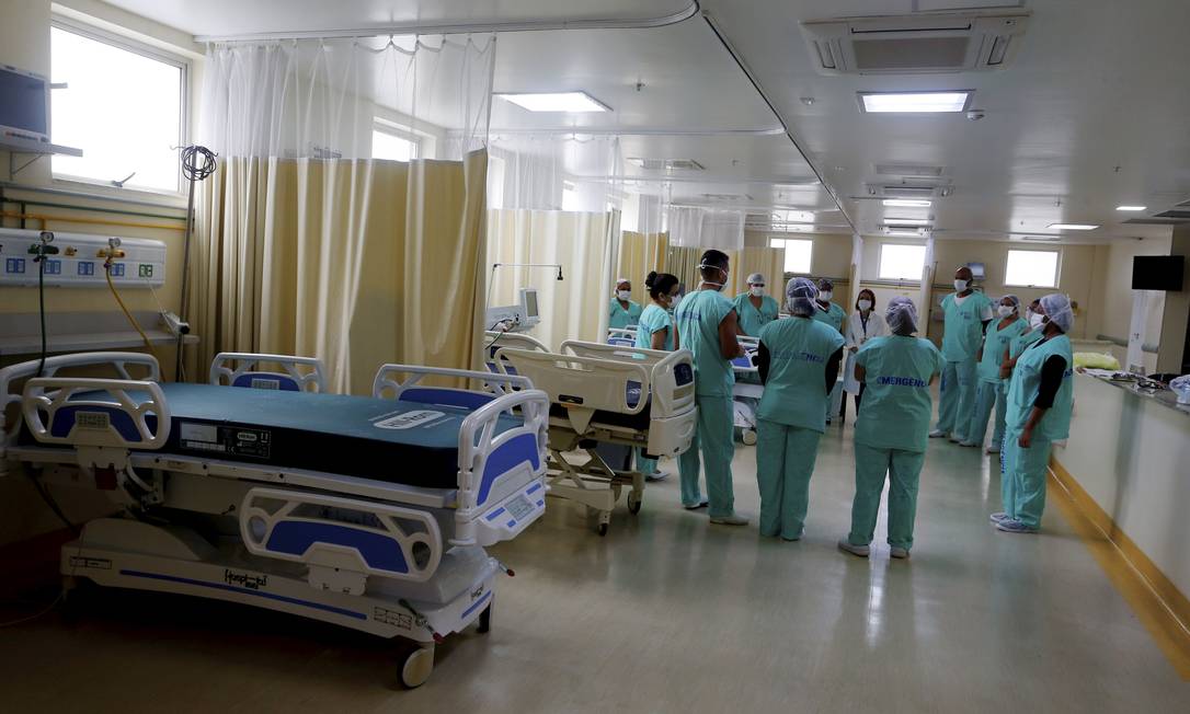 Funcionários fazem reunião de treinamento sobre como proceder com pacientes da Covid-19 no Hospital Federal de Bonsucesso Foto: Fabiano Rocha / Agência O Globo