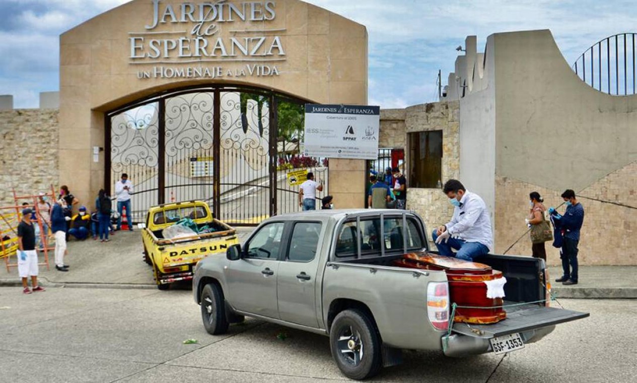 Caixões são transportados para um cemitério em caminhões, em Guayaquil, Equador. Cidade tem a maior taxa de mortalidade no país por Covid-19 e a mais alta na América Latina: 1,35 mortes por 100 mil habitantes Foto: MARCOS PIN / AFP