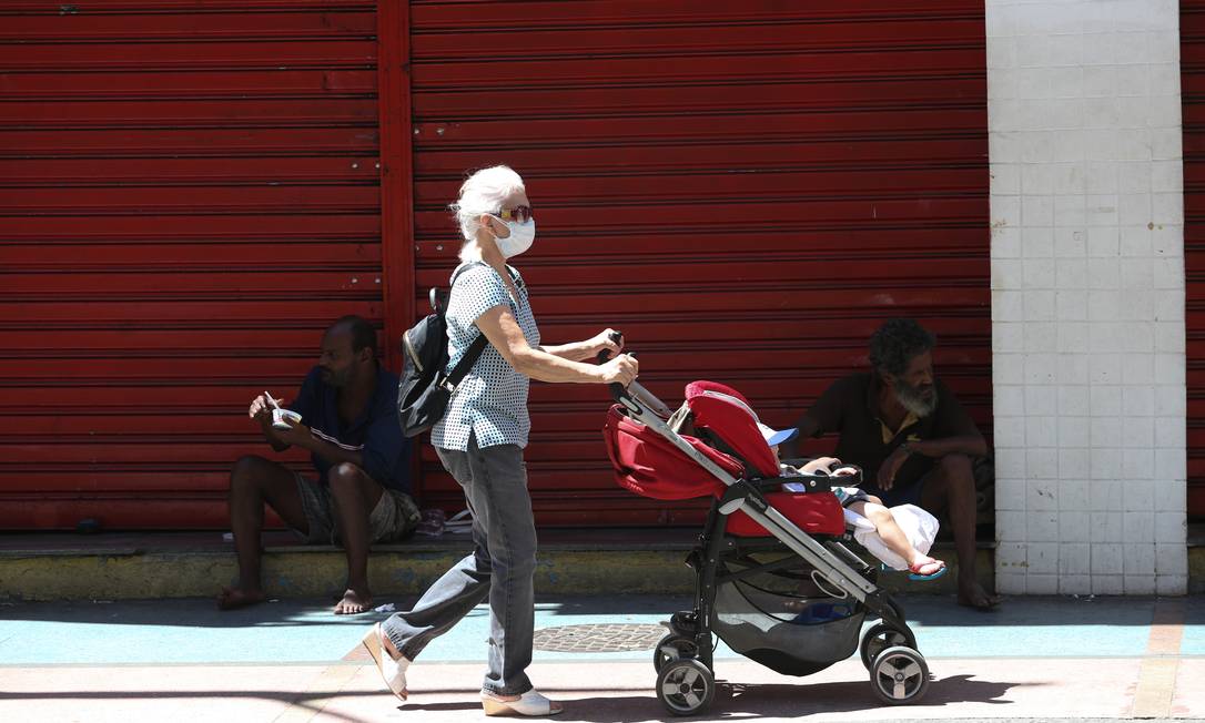 Mulher com bebê na rua do Catete Foto: Pedro Teixeira 25-03-2020 / Agência O Globo