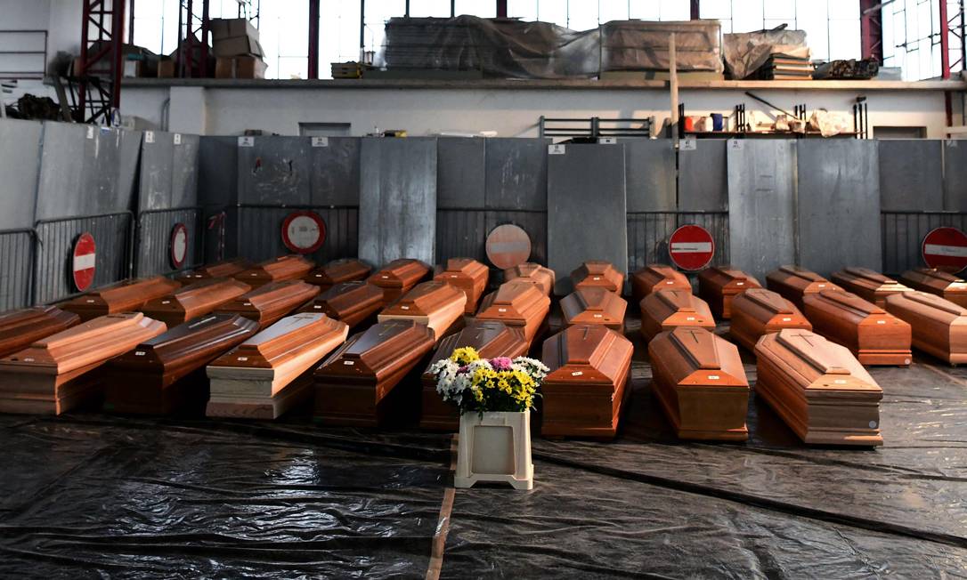 Caixões com corpos de vítimas do coronavírus em depósito perto da cidade de Bergamo, uma das mais atingidas pela Covid-19, na Itália Foto: PIERO CRUCIATTI / AFP