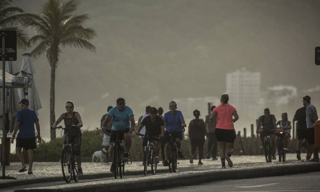 Aumento do movimento de pessoas na orla da praia de Ipanema durante a quarentena foi visível nesta quinta Foto: Guito Moreto / Agência O Globo