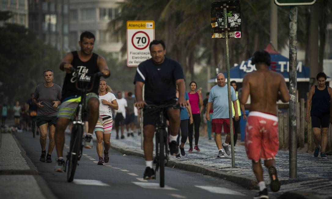 Nesta quinta, muitos ignoraram a determinação de isolamento social e resolveram praticar exercícios na orla da praia de Ipanema Foto: Guito Moreto / Agência O Globo
