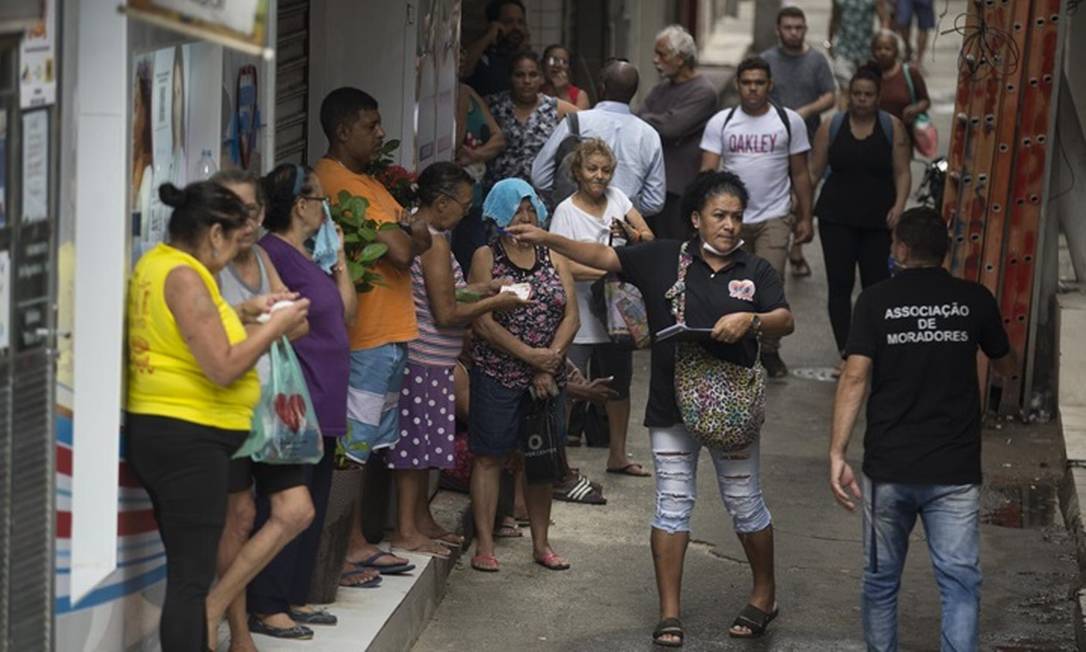 Movimento em rua da Rocinha, em São Conrado: comunidade tem caso de morador infectado Foto: Agência O Globo