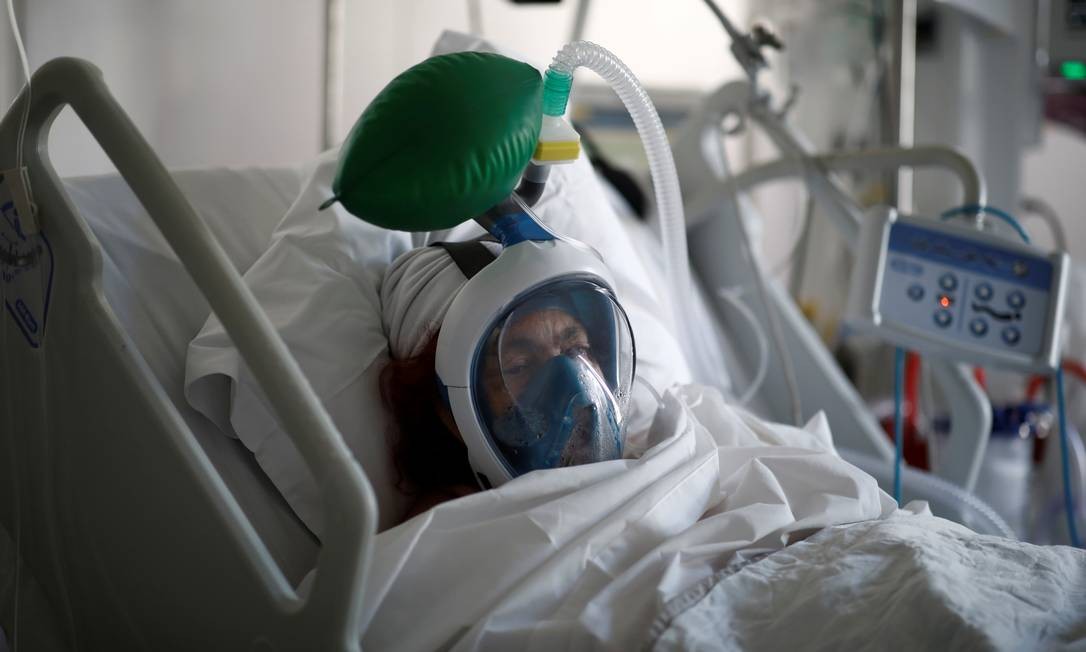 Paciente grave com coronavírus usa respirador artificial em Centro de Terapia Intensiva próximo a Paris Foto: BENOIT TESSIER / REUTERS/01-04-2020