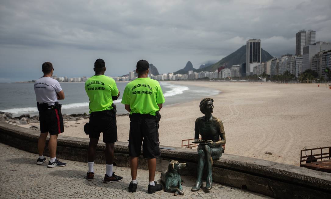 No Rio, policiais orientam a população a sair das praias Foto: BRENNO CARVALHO / Agência O Globo
