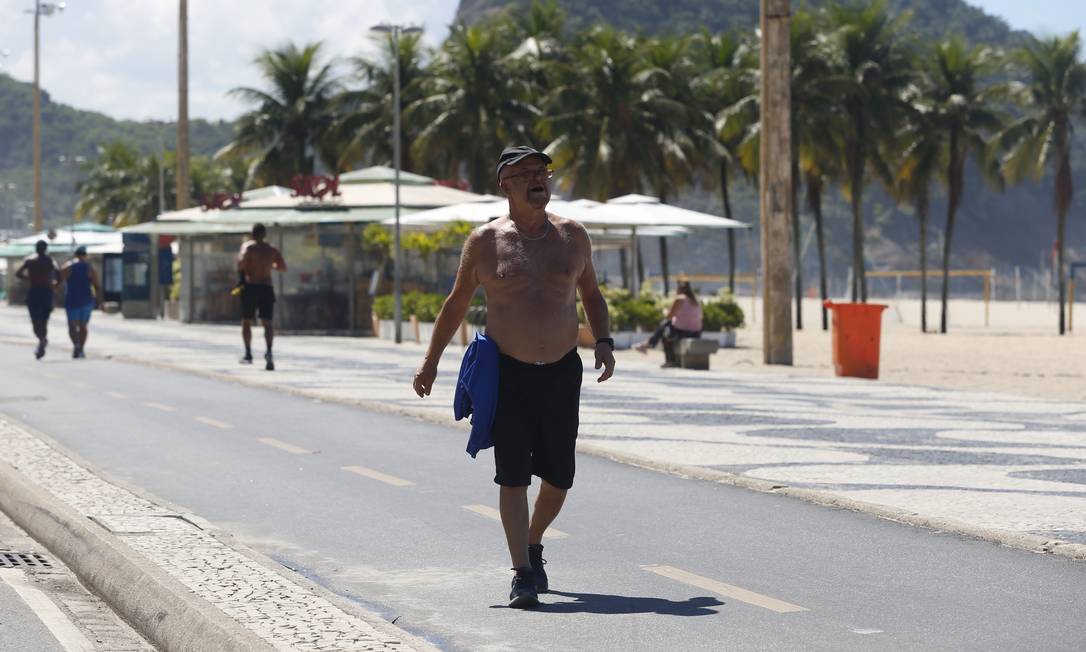 Mesmo com a pandemia do novo coronavírus, idosos circulam no calçadão de Copacabana Foto: Fabiano Rocha