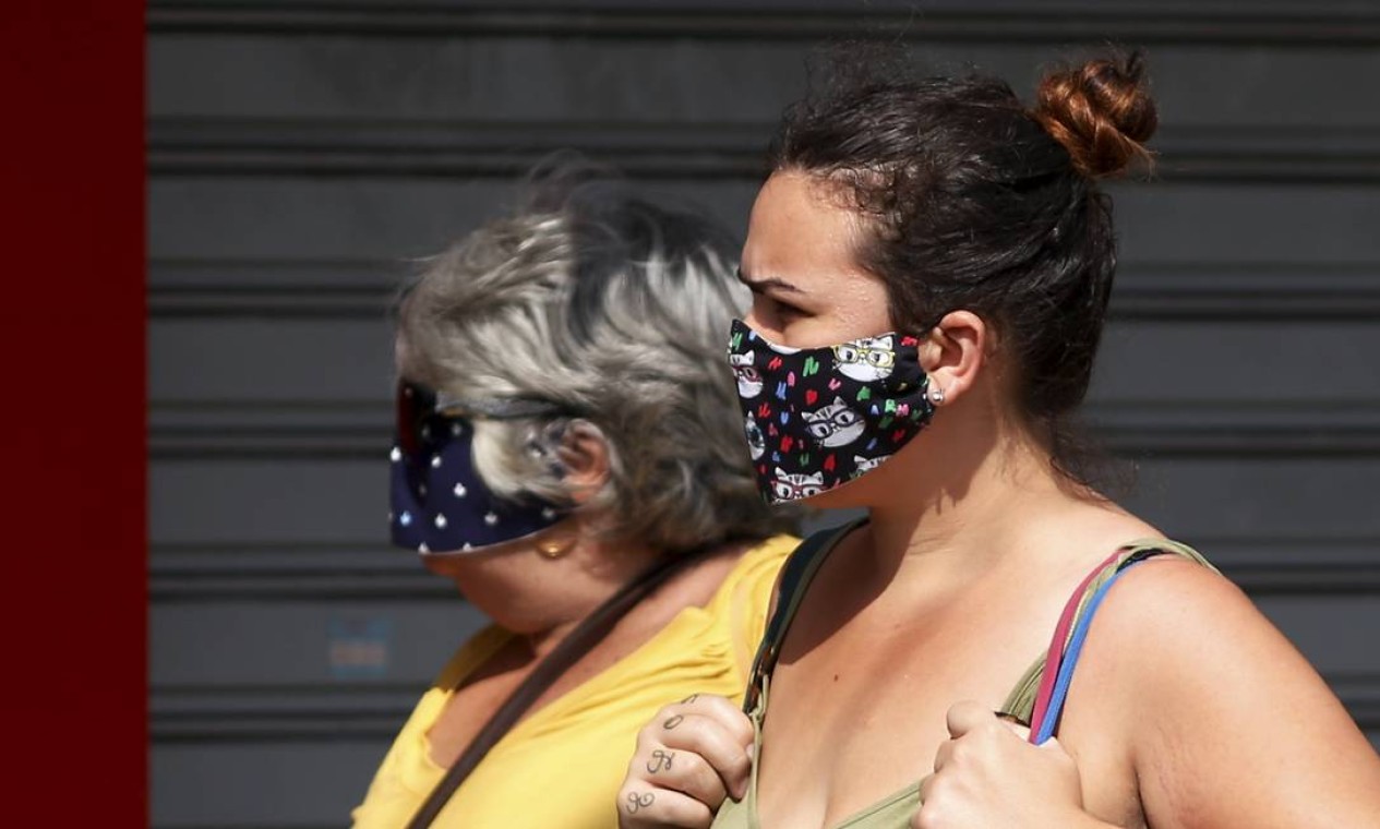 Também recomeda-se que as máscaras possuam elástico ou tiras para amarrar acima das orelhas e abaixo da nuca Foto: FABIANO ROCHA / Agência O Globo