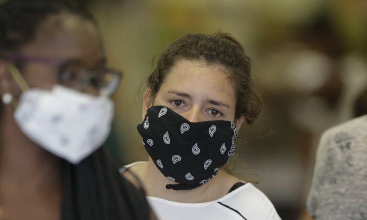 Cada máscara deve ser usada por no máximo duas horas, segundo recomendação do Minsitério da Saúde Foto: Gabriel de Paiva / Agência O Globo