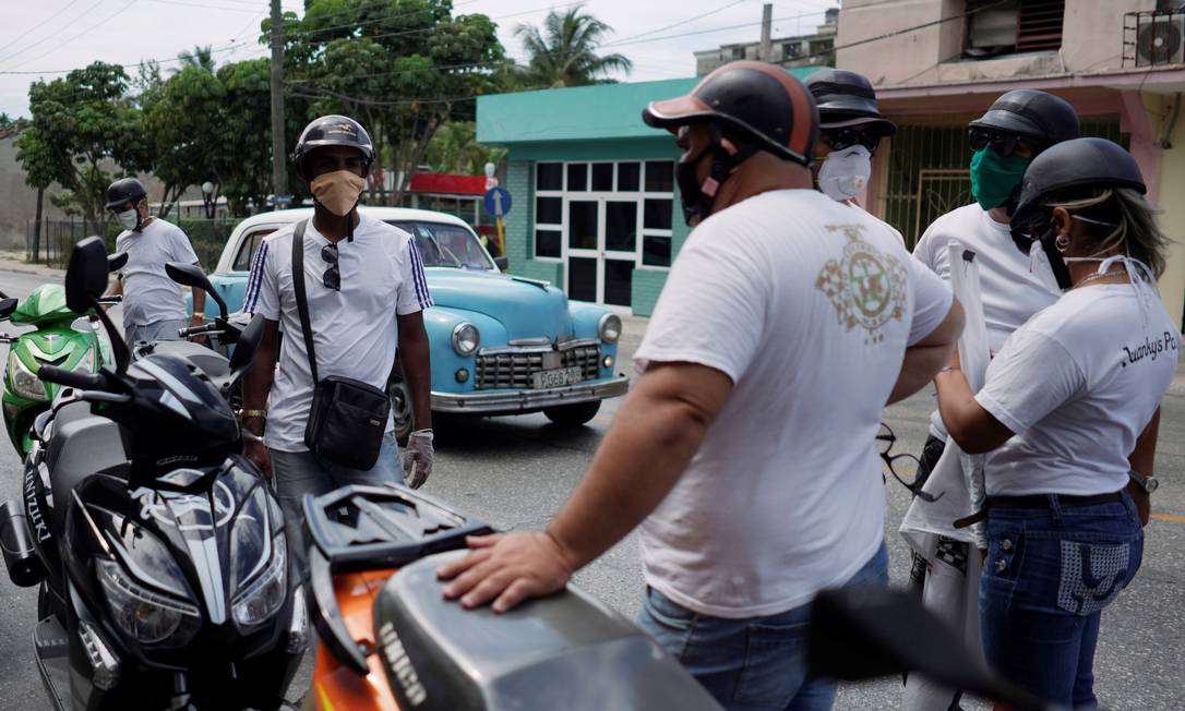 Ciclistas ajudam a entregar comida em Havana, Cuba Foto: ALEXANDRE MENEGHINI / REUTERS