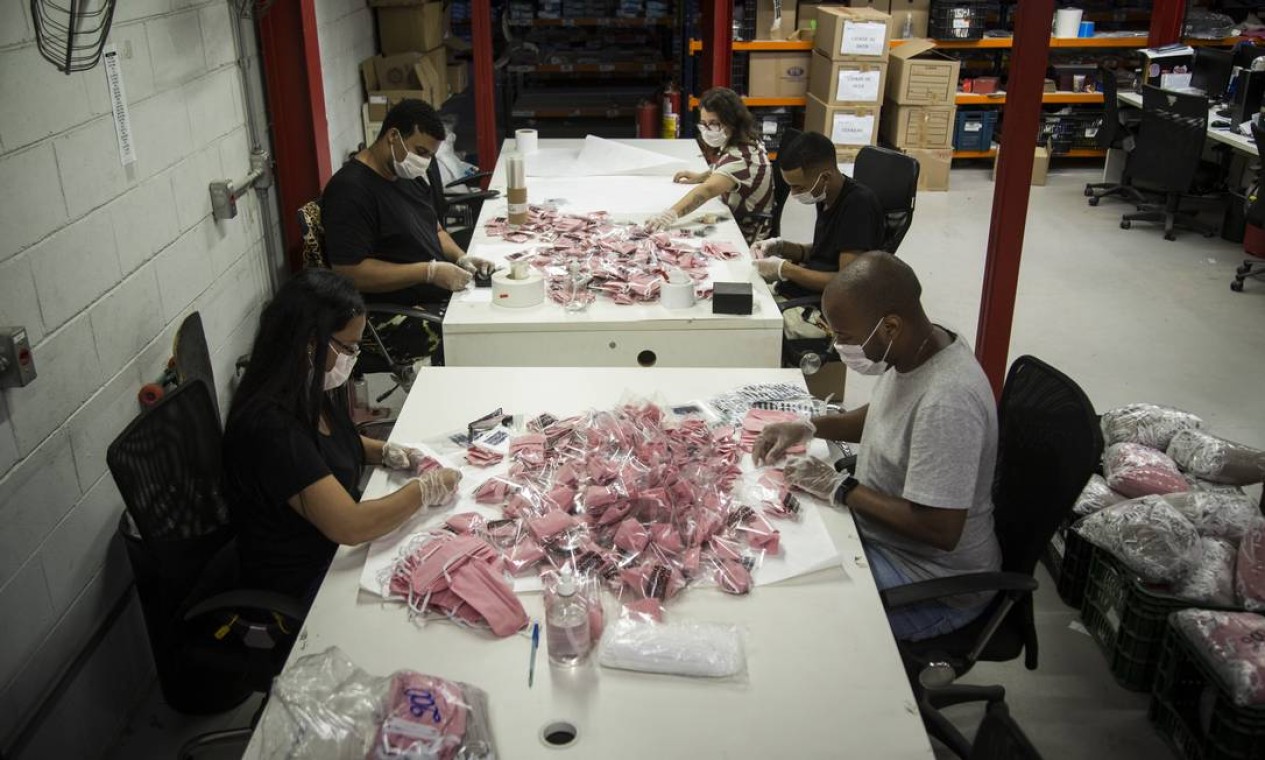 Iniciativa sustentável: as máscaras estão sendo fabricadas a partir de sobras de tecidos Foto: Guito Moreto / Agência O Globo
