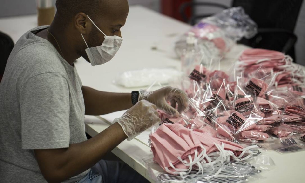 Produção de máscaras em uma fábrida da marca de roupas Reserva, no Rio Foto: Guito Moreto / Agência O Globo