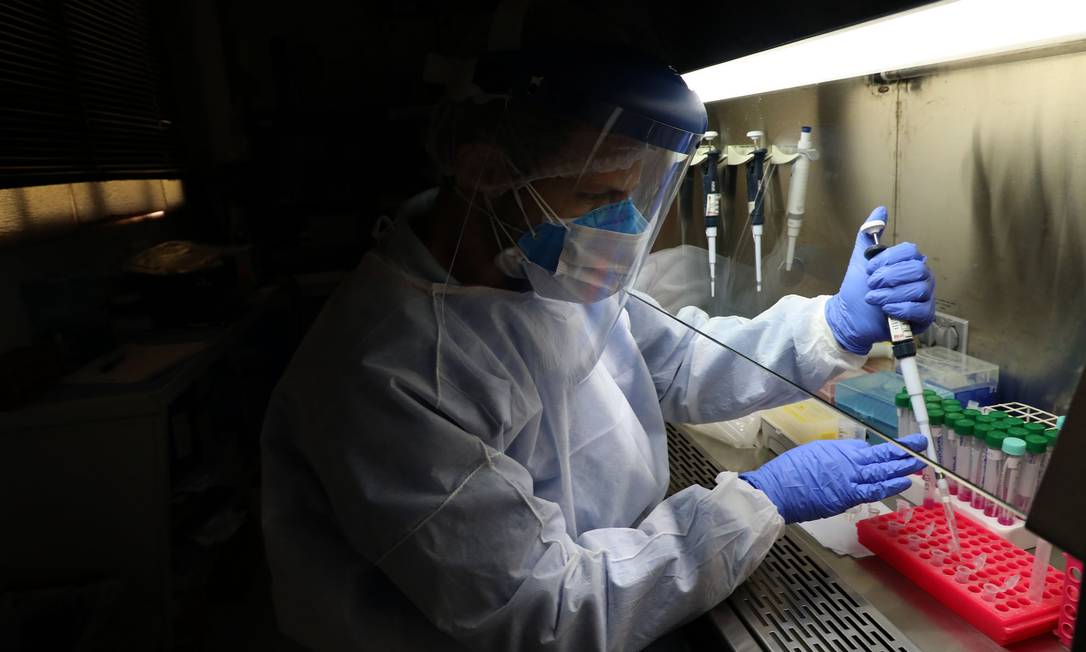Biólogo Richard Araujo Maia faz testes da Covid-19 no Laboratório de Virologia Molecular da UFRJ Foto: FABIO MOTTA / Agência O Globo