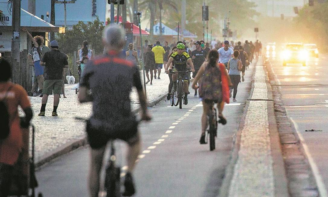 Ciclistas lotam a orla de Ipanema, apesar da recomendação de restrição feita por autoridades: circulação aumentou esta semana Foto: Guito Moreto / Agência O Globo