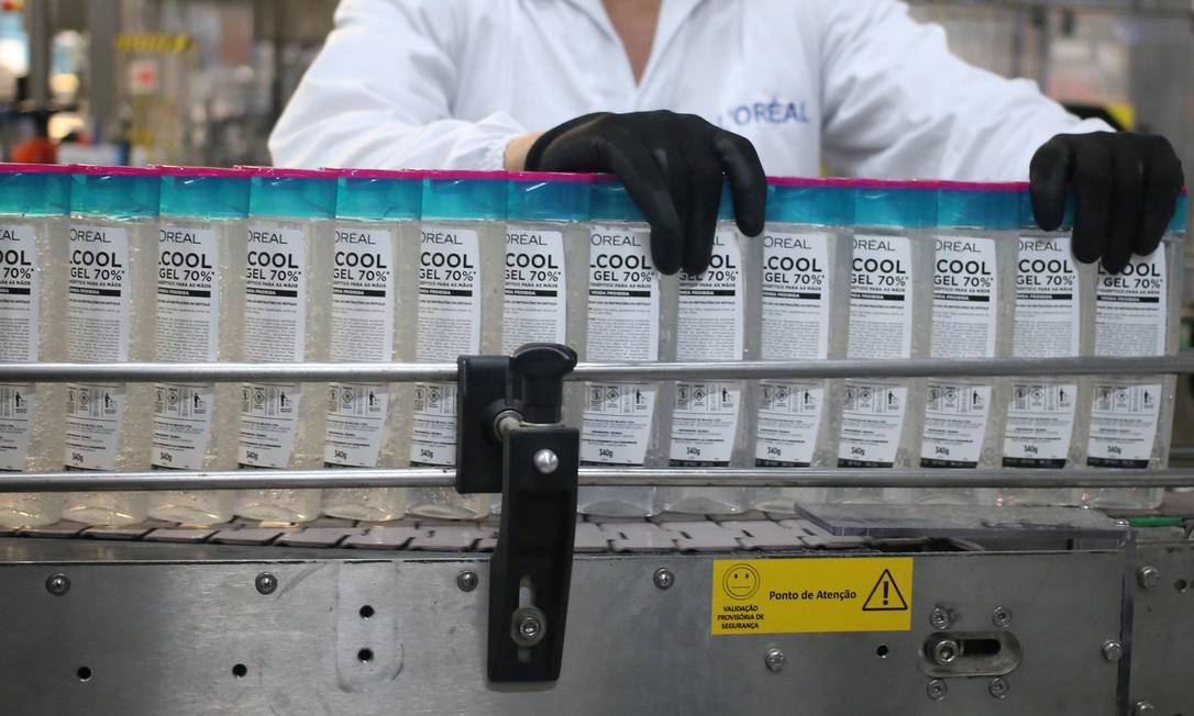Funcionária inspeciona garrafas de desinfetantes para as mãos à base de etanol Foto: RAHEL PATRASSO/REUTERS