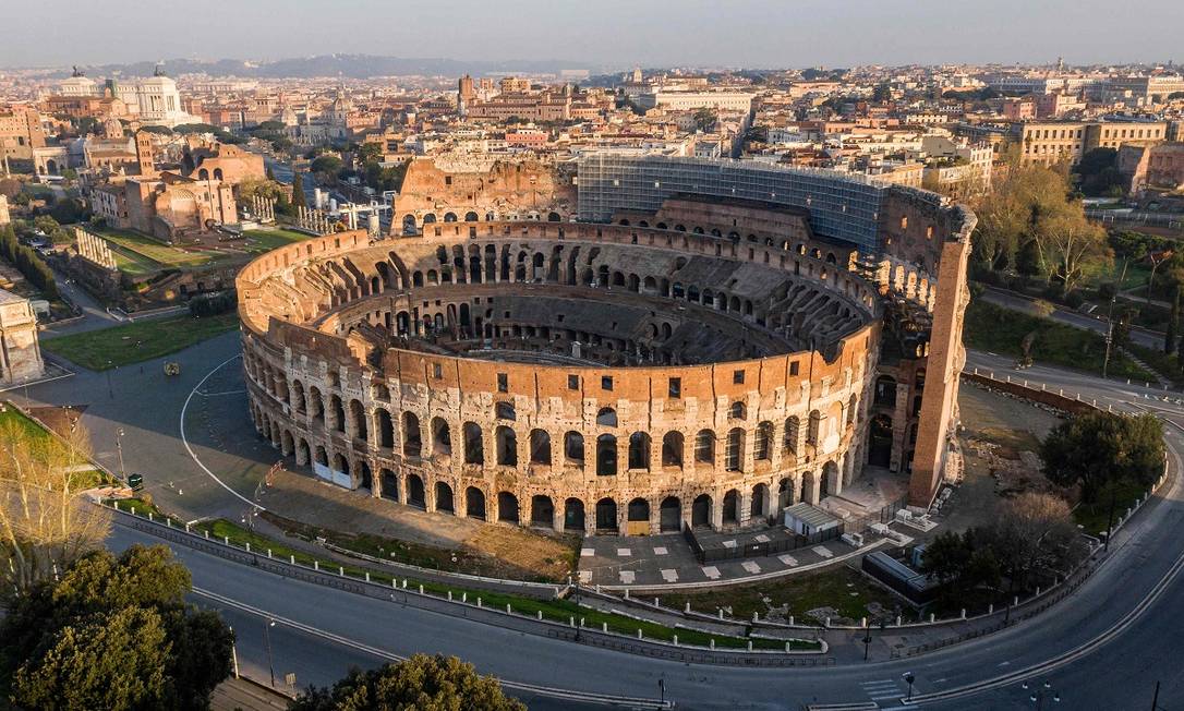 Uma imagem aérea do Coliseu numa Roma vazia é um dos símbolos da Itália nesses tempos de pandemia do novo coronavírus Foto: ELIO CASTORIA / AFP