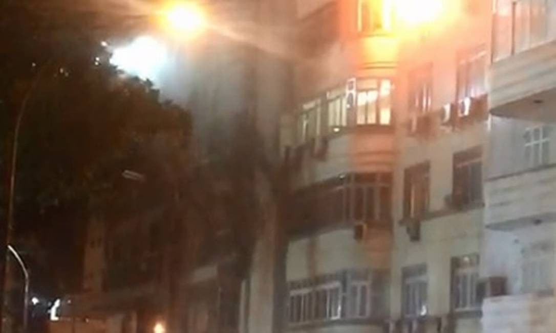Incêndio atingiu dois apartamentos; vítimas foram liberadas no local Foto: Redes sociais / Reprodução 