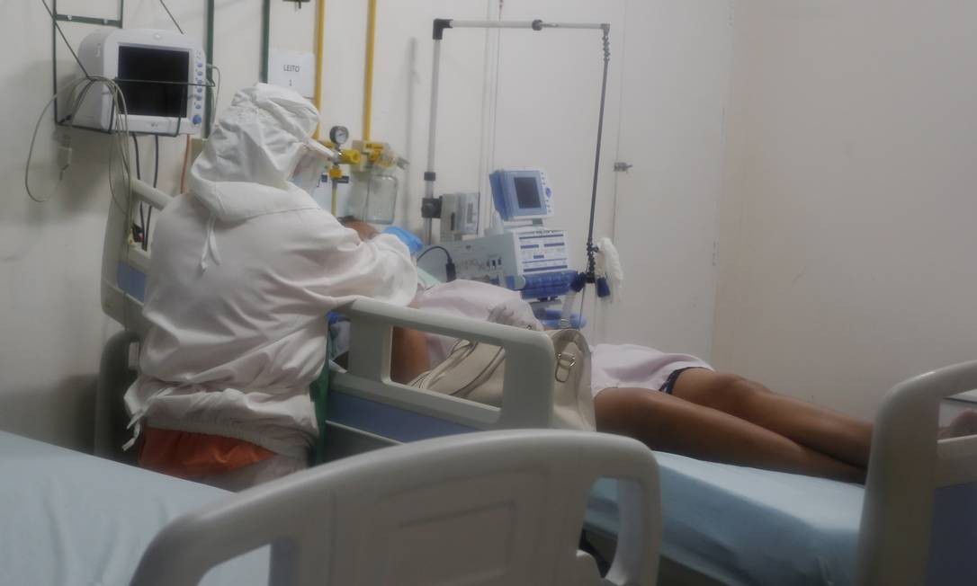 Enfermeira cuida de uma paciente com suspeita de coronavirus, internada no Hospital Municipal Luiz Gonzaga, no Rio Foto: Fabiano Rocha / Agência O Globo