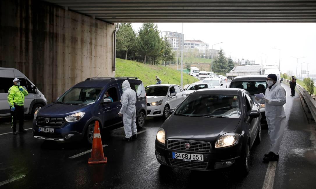 Polícia turca confere documentos de viagem em rodovia perto de Istambul. Com 24 mil casos, governo restringiu movimentação entre cidades Foto: UMIT BEKTAS / REUTERS