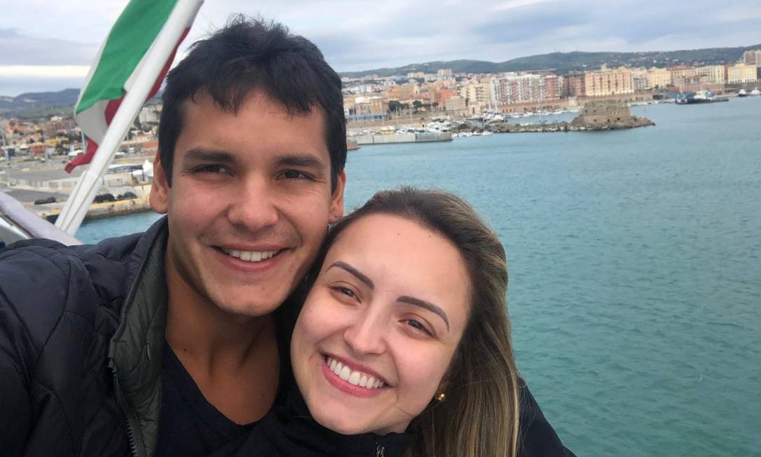 Lara e o marido, Vitor, no cruzeiro atracado em Civitavecchia, na Itália Foto: Arquivo pessoal