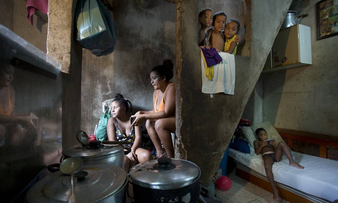 Moradores da Favela da Rocinha, no Rio: defensores da renda básica dizem que programa reduziria desigualdade e ajudaria desempregados e quem se dedica a cuidar de familiares Foto: Márcia Foletto / Agência O Globo