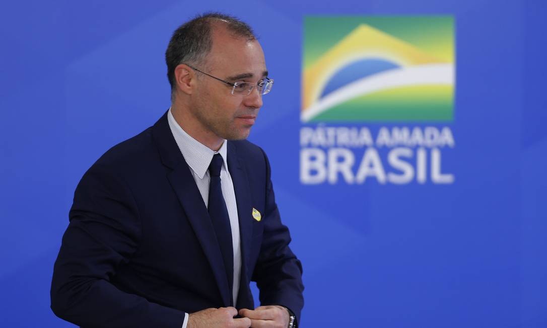 Bolsonaro nomeia André Mendonça para o lugar de Moro na Justiça e Alexandre Ramagem no comando da PF