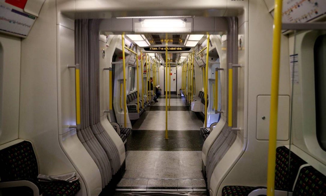 Homem é visto sozinho no vagão do do metrô de Londres enquanto a disseminação da doença por coronavírus continua Foto: HANNAH MCKAY / REUTERS