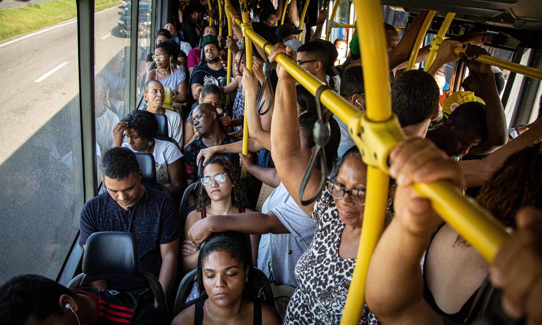 Horários diferenciados para indústria, comércio e serviços tem como foco evitar aglomerações no transporte público na cidade do Rio Foto: Hermes de Paula / Agência O Globo