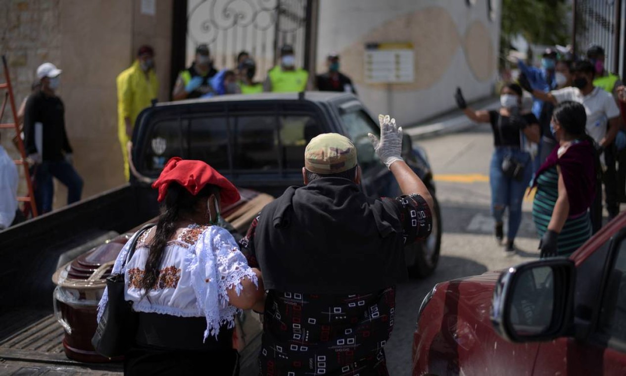 População transporta por contra própria vítimas da Covid-19. O sistema funerário do Equador entrou em colapso devido à pandemia do coronavírus Foto: STRINGER / REUTERS