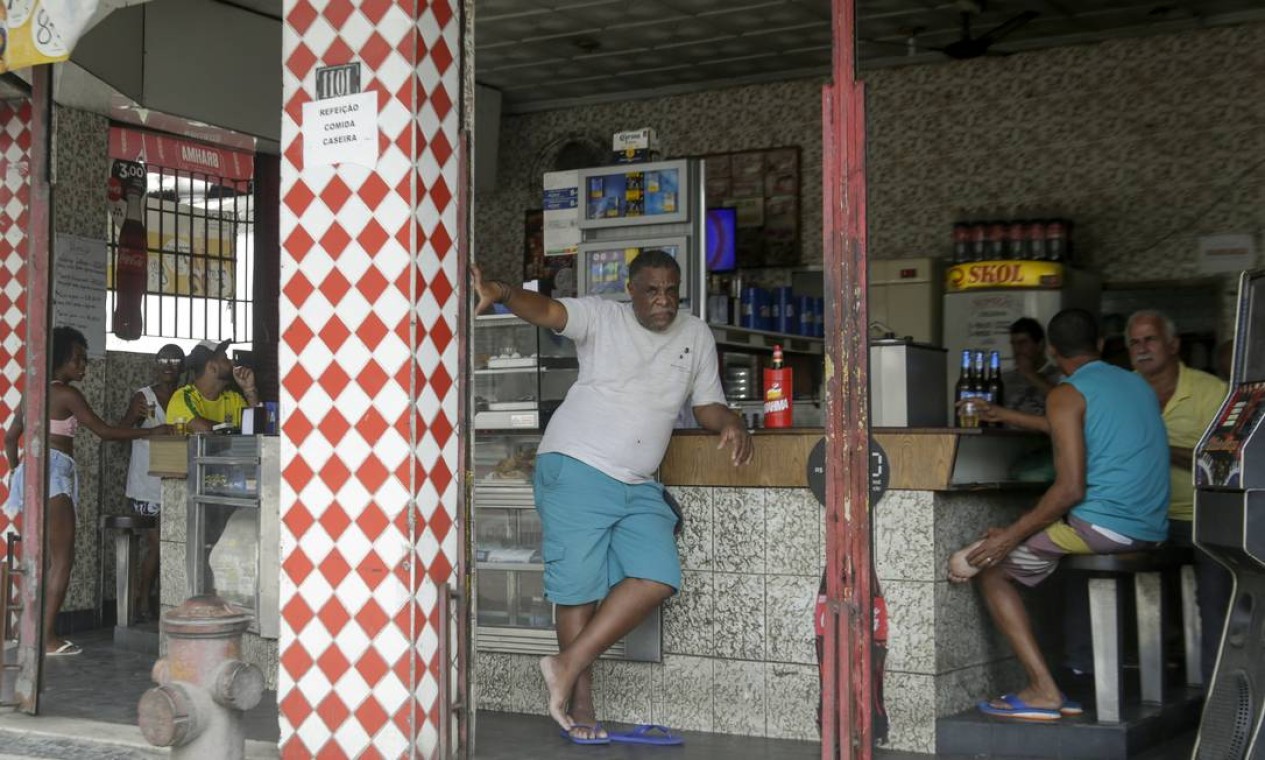 Moradores de Duque de Caxias bebem no balcão de um bar na Avenida Brizola Foto: Gabriel de Paiva / Agência O Globo - 05/04/2020