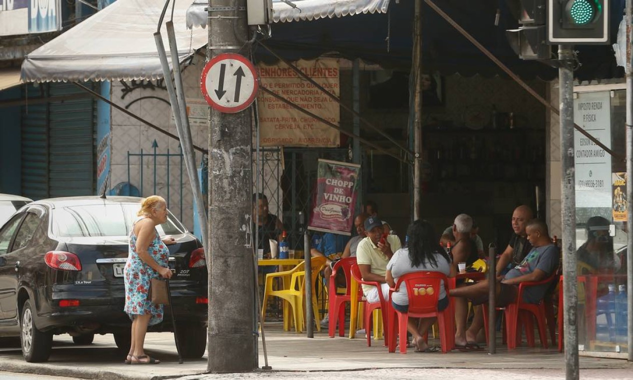Bar ignora quarentena e pessoas se aglomeram em mesas na calçada, na Estrada do Portela, em Madureira Foto: Roberto Moreyra / Agência O Globo - 03/04/2020