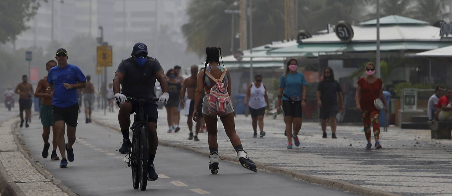Na manhã de domingo (05), o calçadão de Copacabana ficou movimentado com pessoas caminhando e pedalando Foto: FABIANO ROCHA / Agência O Globo