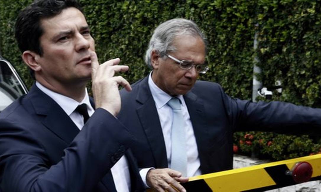 Os ministros Sergio Moro e Paulo Guedes Foto: Gabriel Paiva/Agência O Globo