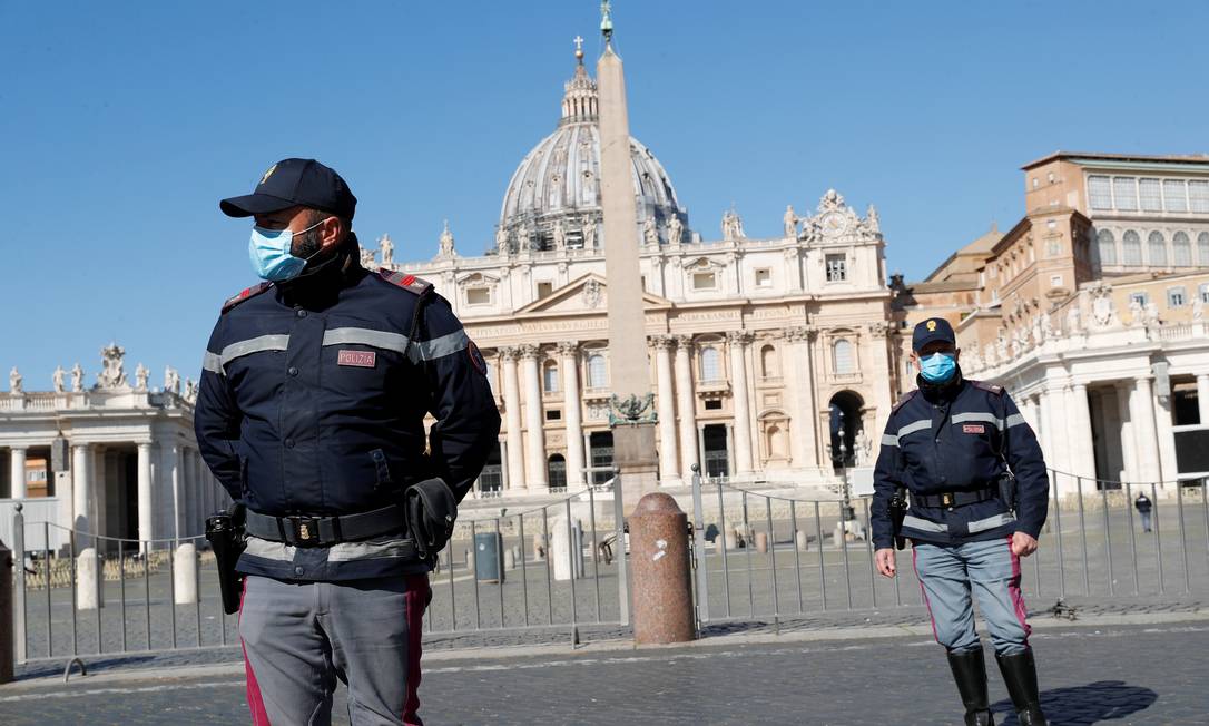 Policiais italianos fazem a segurança do Vaticano Foto: REMO CASILLI / REUTERS