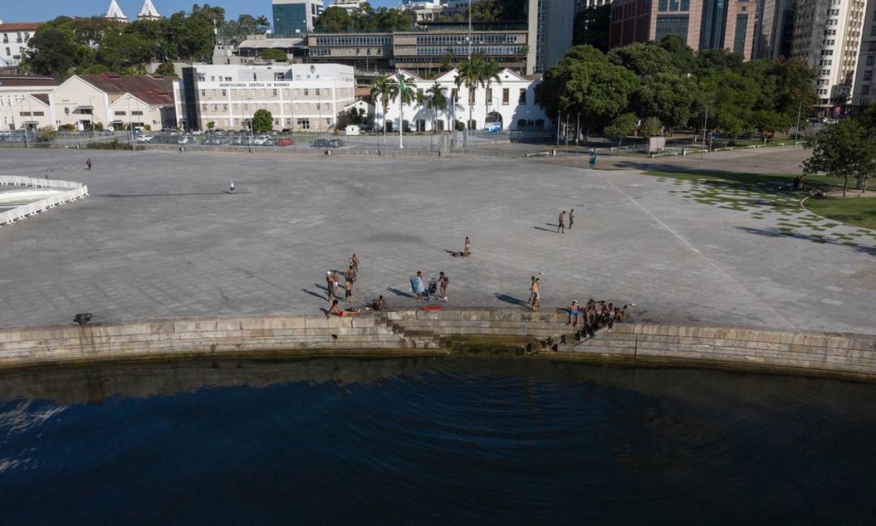 Pessoas na Praça Mauá mergulham na Baía de Guanabara Foto: Brenno Carvalho / Agência O Globo
