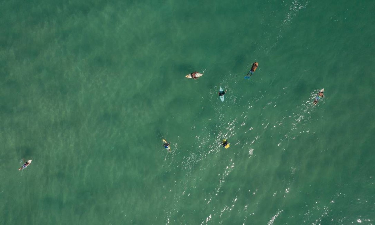 Surfistas pegam onda na Praia do Arpoador, descumprindo a proibição de frequentar as praias determinada pelo governo do estado Foto: Brenno Carvalho / Agência O Globo