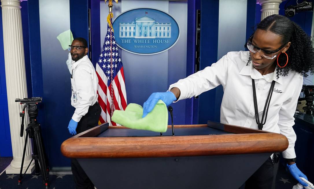 Workers clean the Brady Press Briefing Room prior to the daily coronavirus task force briefing at the White House in Washington, U.S., April 6, 2020. REUTERS/Kevin Lamarque Foto: KEVIN LAMARQUE / REUTERS